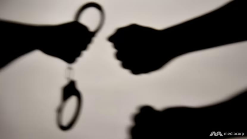 மதுபோதையில் சந்தேக நபர்களைப் புத்தாண்டுக் கொண்டாட்டத்துக்காக விடுவித்த காவல்துறை அதிகாரி