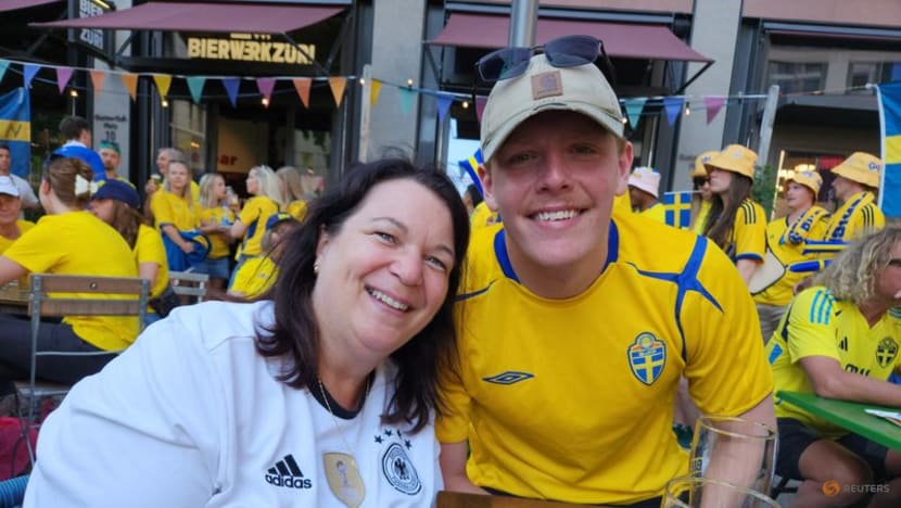 Hot weather, cool tempers as Germans and Swedes meet at Women's Euros