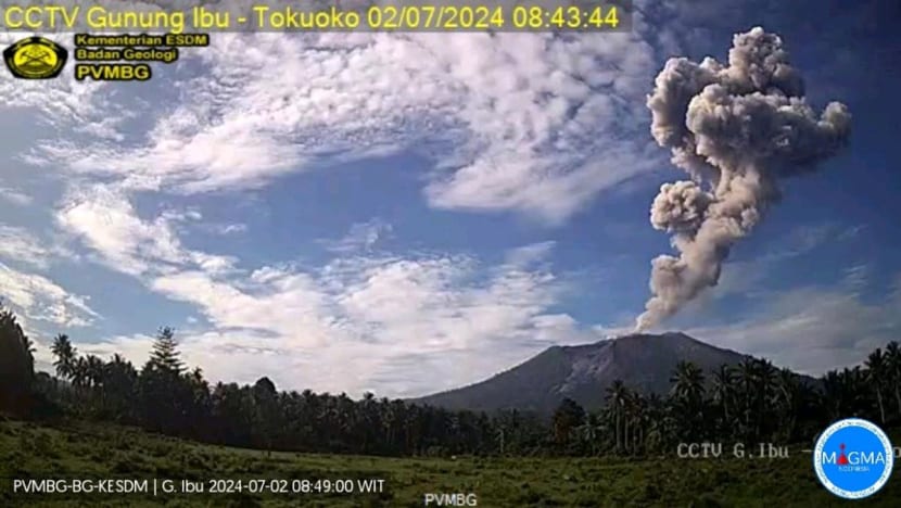 Meletus lagi, Gunung Ibu muntahkan abu vulkanik setinggi 600 meter