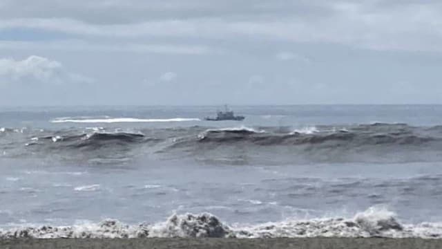 男子台风天带女友踏浪两人惨卷落海 女子仍下落不明
