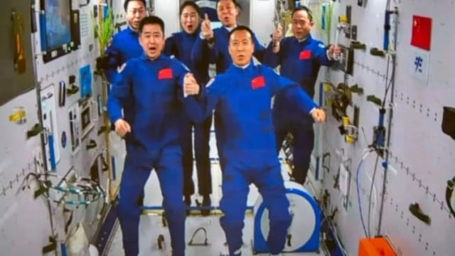 神州十五和神州十四航天员首次“太空会师”