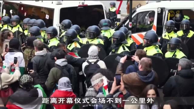 以色列总统出席荷兰国家大屠杀博物馆开幕仪式 引发抗议