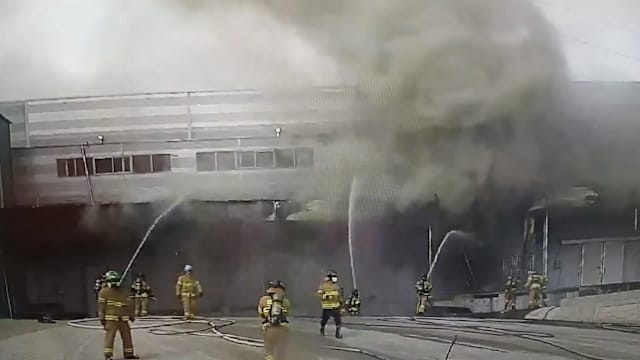 韩加工厂冷库起火爆炸 准新郎在内两名消防员殉职