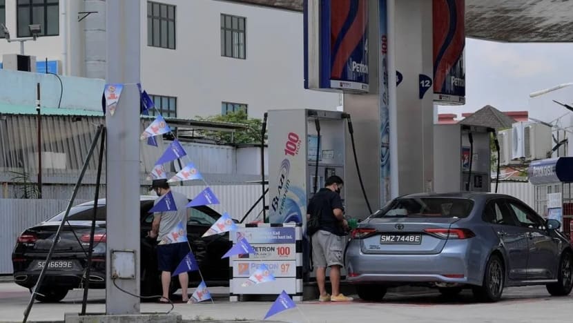2,200 penguat kuasa diarah pantau stesen minyak merata M'sia; cegah jual petrol RON95 kepada kenderaan asing 2,200 penguat kuasa diarah pantau stesen minyak merata M'sia; cegah jual petrol RON95 kepada kenderaan asing