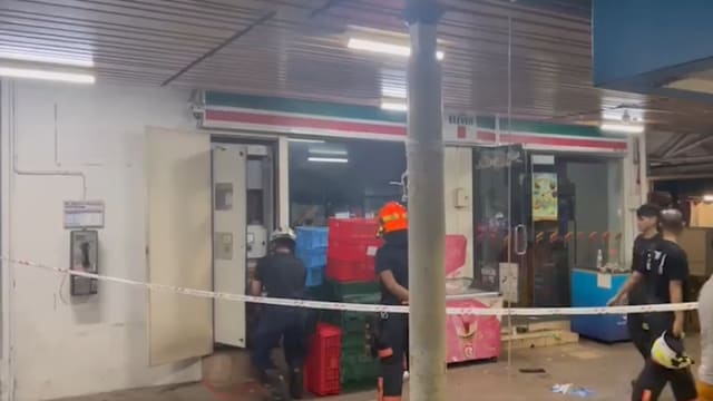 德曼花园便利店失火 一人吸入浓烟送院
