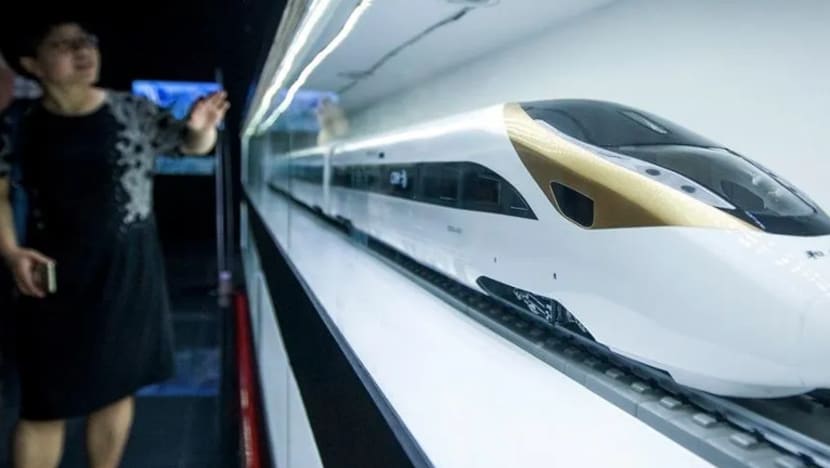 Azmin Ali: M'sia, S'pura akan sambung semula perbincangan projek kereta api laju