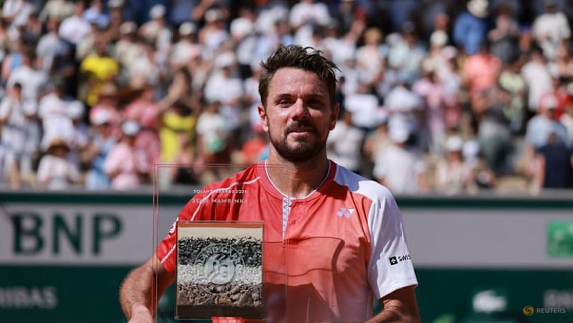 Swiatek cruises, Wawrinka concludes French Open chapter with loss