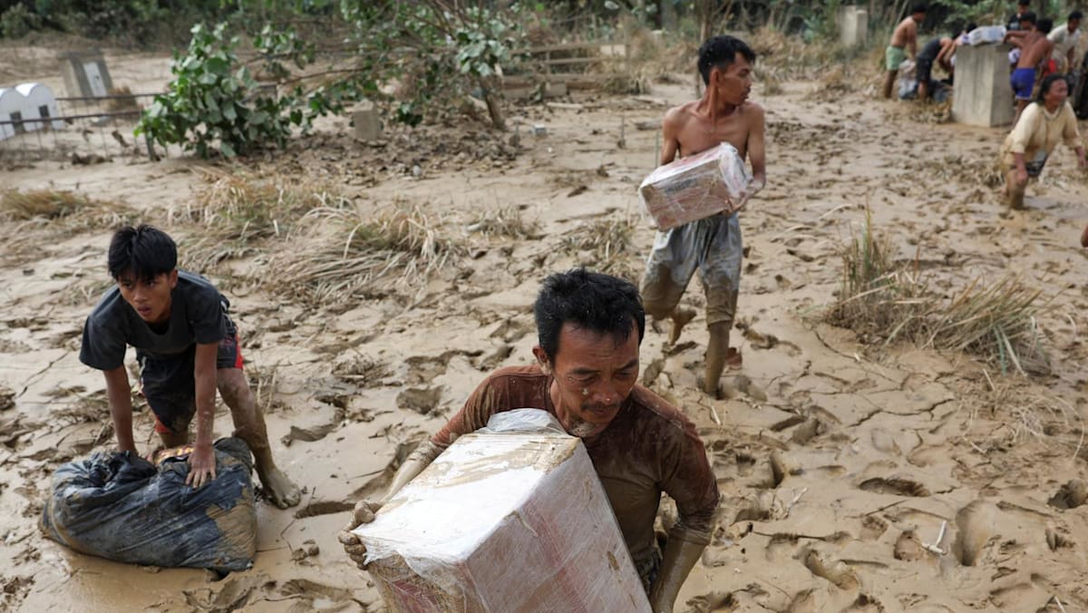 Starvation fears as Indonesia flood deaths rise over 900 Starvation fears as Indonesia flood deaths rise over 900