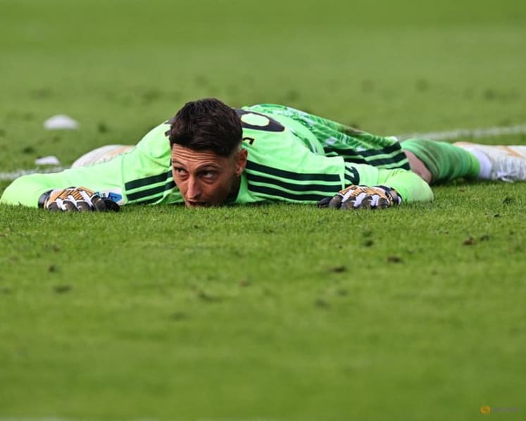 Lazio keep pace at the top, 10-man Roma earn draw at Como, Milan held by Sassuolo