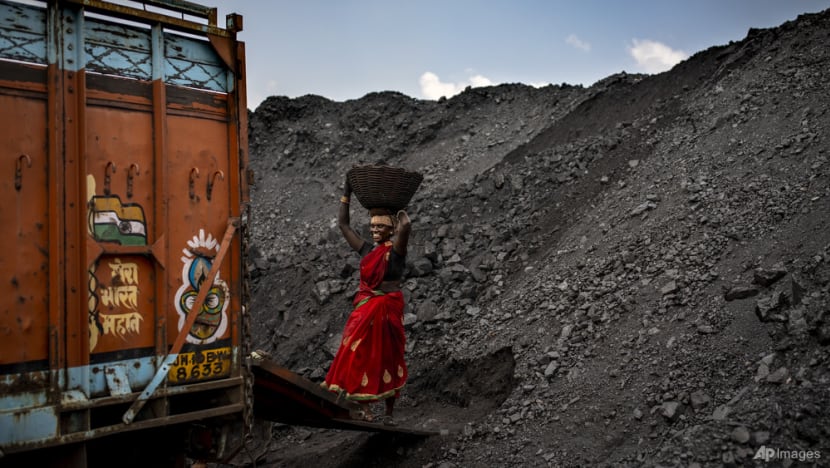 Smog chokes Indian capital as air pollution levels soar