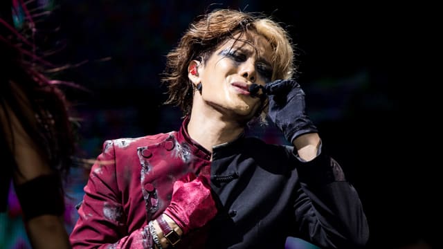 王嘉尔新加坡F1开唱　入乡随俗大喊“今晚的表演会很Kiasu！”