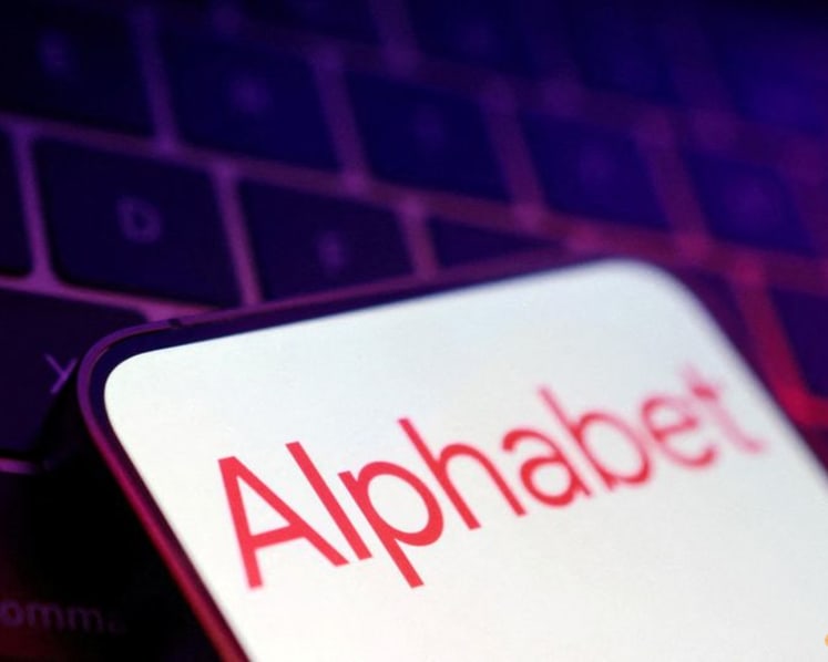 Berkshire reveals new $4.3 billion Alphabet stake, sells more Apple