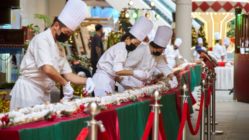 93 மீட்டர் நீளம், 500 கிலோ எடை கொண்ட கிறிஸ்துமஸ் ரொட்டி.. சிங்கப்பூர் சாதனைப் புத்தகத்தில்