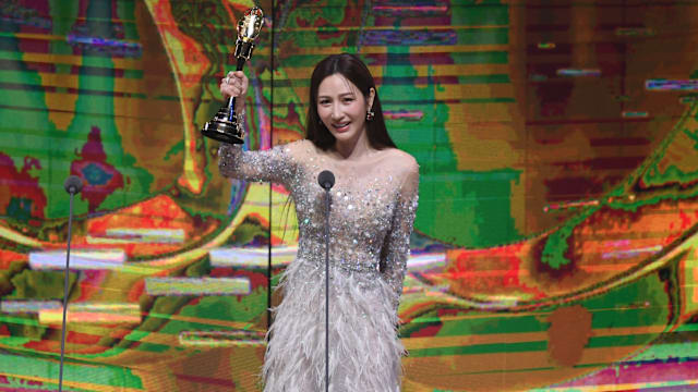 杨一展、曾莞婷首度敲钟，夺金钟60“最佳男、女配角”奖！