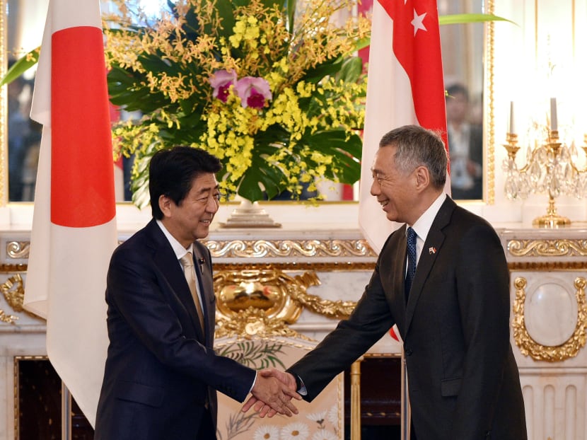 Singapore's Prime Minister Lee Hsien Loong (R) shakes hands with his Japanese counterpart Shinzo Abe before their meeting at the state guest house in Tokyo, Japan, September, 28 2016.  Photo: Reuters