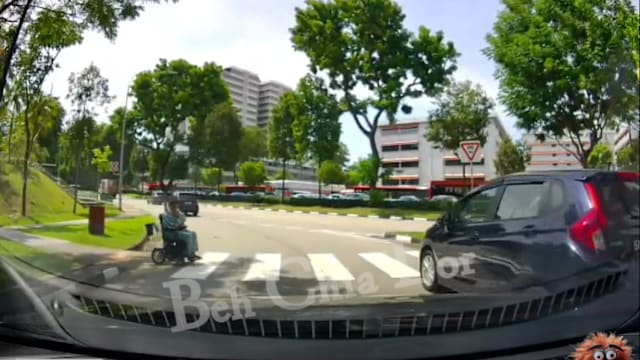 未停车让轮椅人士过斑马线 司机行为引热议
