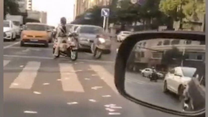 'Hujan duit' setelah lelaki lontar S$19,000 di jalan raya tapi kini dia buruk siku...