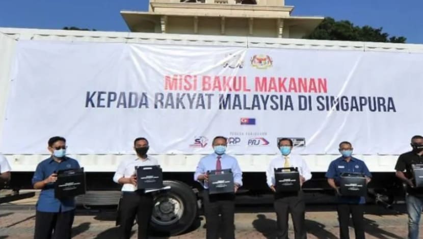 Johor mula hantar 300 bakul makanan untuk rakyat M'sia di S'pura Johor mula hantar 300 bakul makanan untuk rakyat M'sia di S'pura