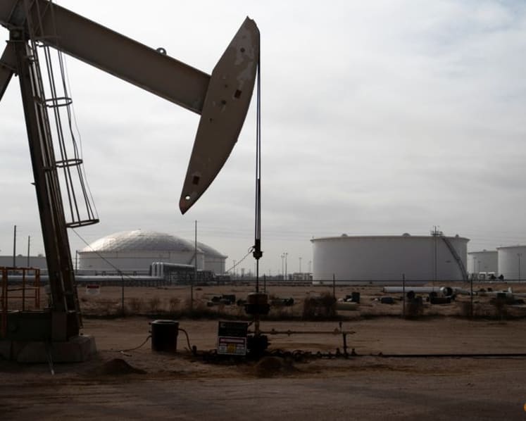 Oil falls as market weighs end of US summer demand