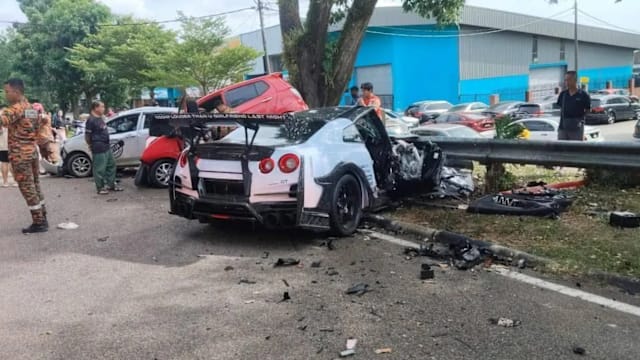 新山GTR跑车冲入逆向车道 四车连环撞酿二死四伤