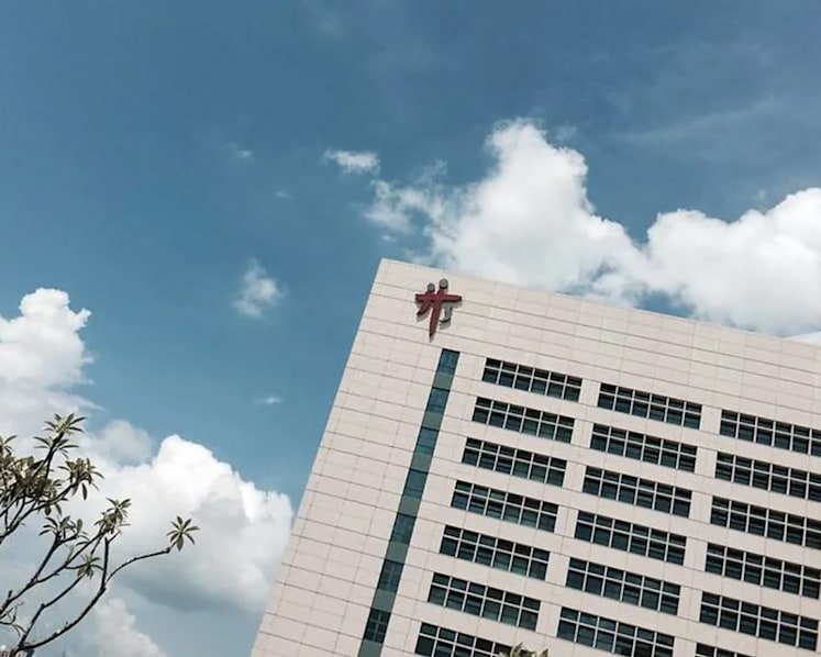 Woman charged with failing to wear mask at Tan Tock Seng Hospital, attacking 4 people