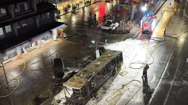 疑遭人为纵火  瑞士巴士起火狂烧致六死五伤