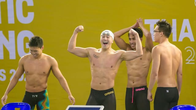 我国男队自由泳接力赛卫冕且破纪录 女队则爆冷无缘颁奖台