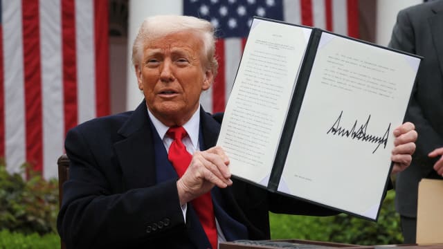 美国宣布对等关税 引发各国领导人强烈反应