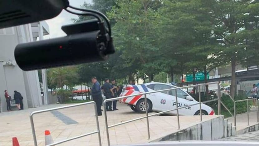 Kereta polis tersangkut selepas pemandu 'salah anggar' jarak laluan
