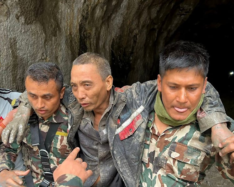 Nepal tunnel rescue revives hopes 10 days after flood