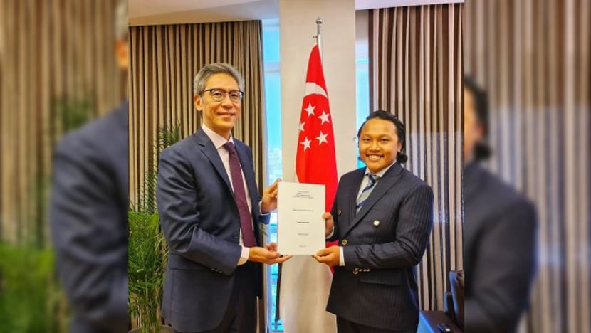 Tesis Muhamad Syafiq Mardi tentang sejarah hubungan S'pura-Ottoman dipersembahkan kepada Kedutaan S'pura di Ankara Tesis Muhamad Syafiq Mardi tentang sejarah hubungan S'pura-Ottoman dipersembahkan kepada Kedutaan S'pura di Ankara