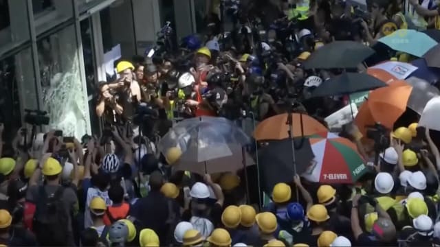 闯入香港立法会大楼示威 王宗尧等四人暴动罪成