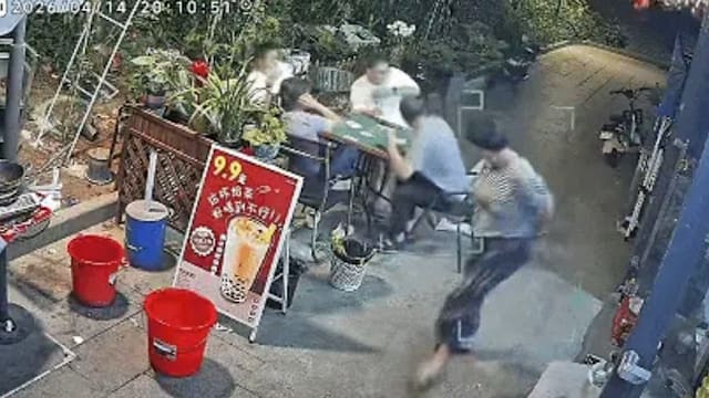 冷气外机高空坠落 妇女瞬间闪避逃过一劫