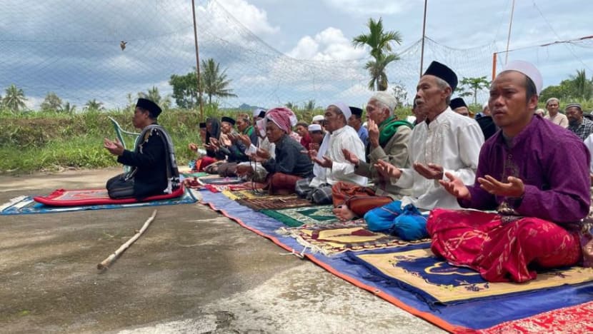 Mangsa gempa Indonesia solat Jumaat di tempat lapang, khuatir gempa susulan