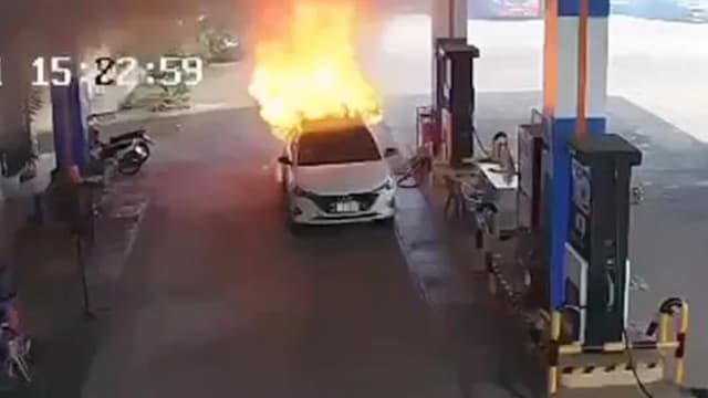 越南油站火烧车 载电池汽车突爆炸两乘客葬身火海