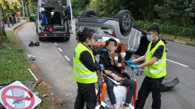 亨德申路发生车祸 一辆汽车翻覆 