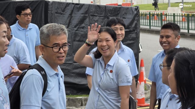 【GE2025】工人党盛港原议员率领十人大队抵达尤索夫依萨中学