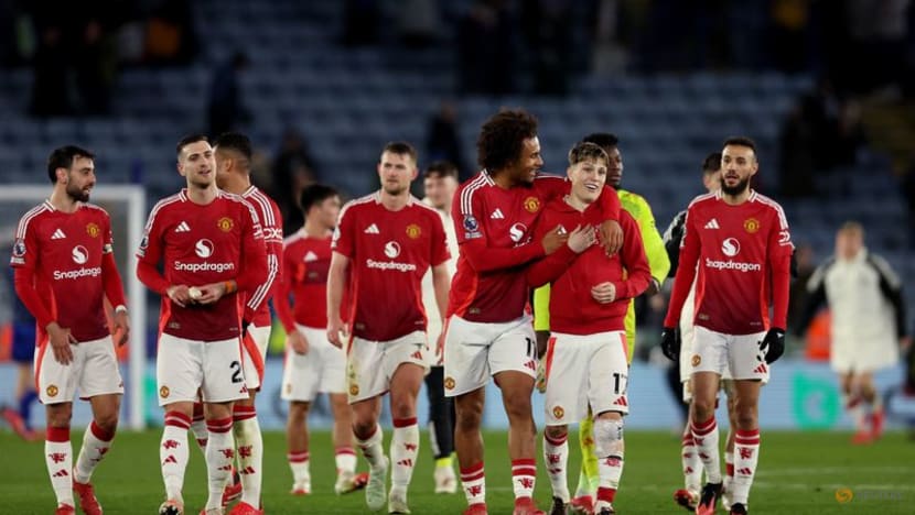 Fernandes caps Manchester United's 3-0 win at struggling Leicester
