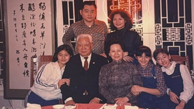 晒旧照追忆大S,小S:我不只爱她,也深深崇拜她