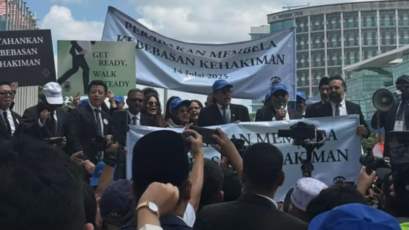 Ratusan peguam Malaysia berarak ke pejabat PM Anwar atas kontroversi pelantikan jawatan tertinggi kehakiman Ratusan peguam Malaysia berarak ke pejabat PM Anwar atas kontroversi pelantikan jawatan tertinggi kehakiman