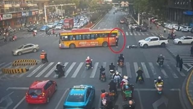 湖南女童滑落悬在巴士车厢外 辅警托举惊险救人