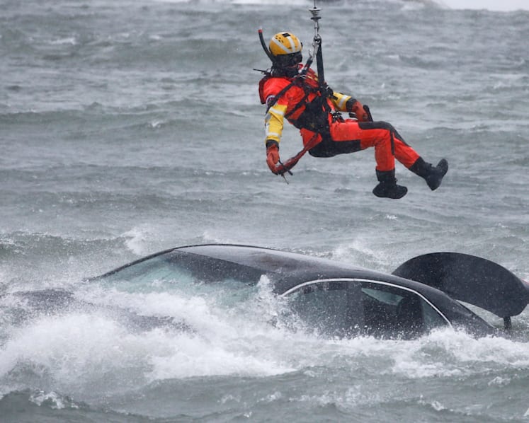 Coast Guard diver pulls body from car above Niagara Falls