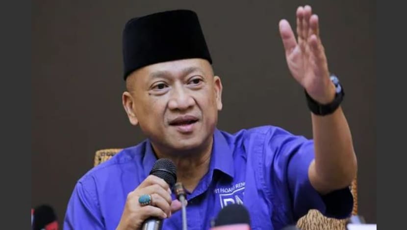"Zaman Mahathir sudah berlalu, biar Anwar pimpin negara", ujar Nazri Aziz "Zaman Mahathir sudah berlalu, biar Anwar pimpin negara", ujar Nazri Aziz