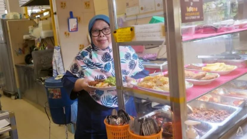 Pengendali kantin Sekolah Menengah Beatty ini teruskan warisan resipi ibunya, layan pelajar seperti anaknya sendiri Pengendali kantin Sekolah Menengah Beatty ini teruskan warisan resipi ibunya, layan pelajar seperti anaknya sendiri