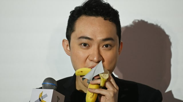 当众吃掉800多万元“胶带香蕉” 币圈大亨：比其他香蕉好吃