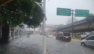 Banjir Jakarta: Lalu lintas macet, Transjakarta dan Mikrotrans terganggu, atap SD roboh
