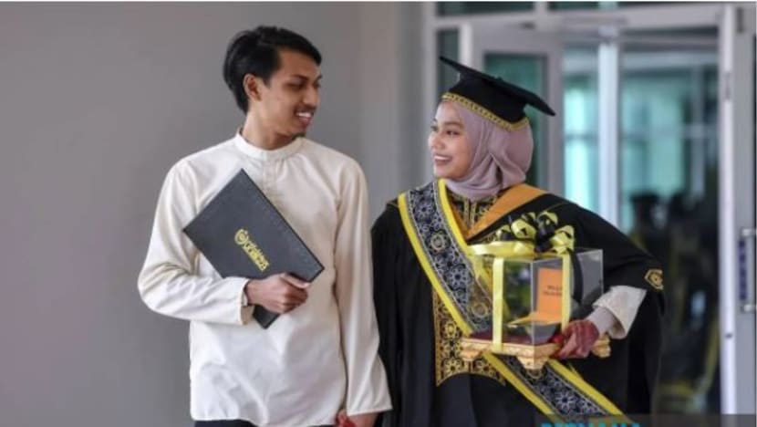 Pengantin baru ini kongsi pentas konvokesyen sehari selepas bernikah 