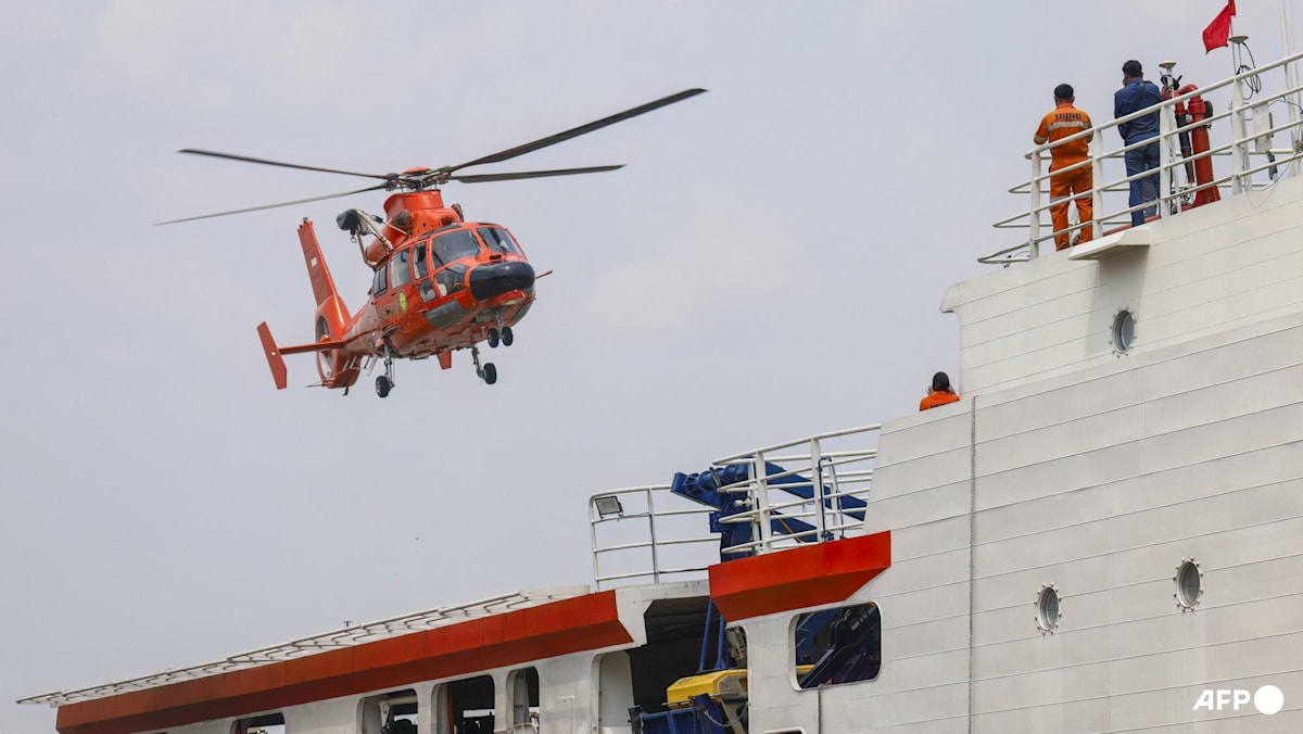 Taucher suchen vor Indonesien nach Vermissten auf gekenterter Fähre