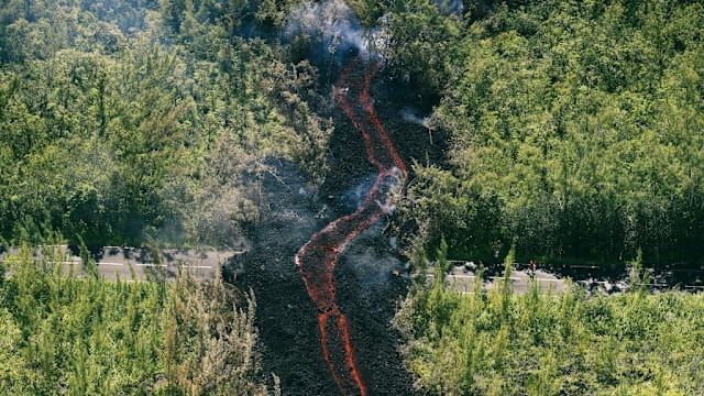 法国留尼汪火山喷发 熔岩穿越森林冲毁道路