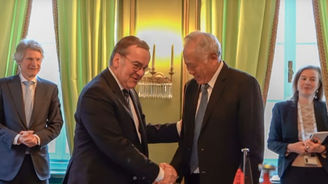 黄永宏会见德国防长 重申两国强有力国防关系